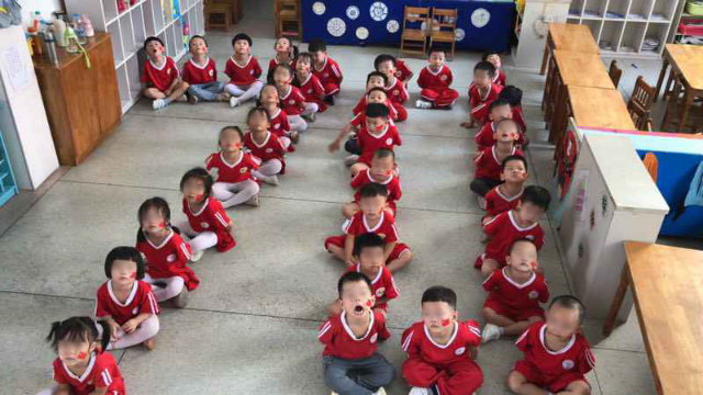 國慶前夕，江西省某地幼兒園的孩子們被安排擺出「70」隊形（知情人提供）