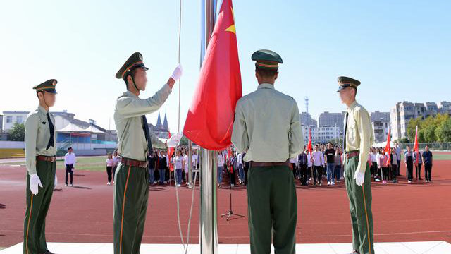 江蘇省口岸中學的新疆學生正在升國旗（網絡圖片）