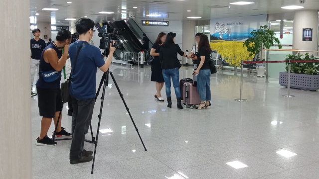 吴明玉在机场接从中国来的家属，并安排媒体拍摄（知情人提供）