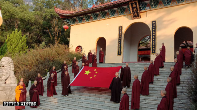 10月1日,廬山市萬杉寺佛教徒舉行升旗儀式 10月1日,廬山市萬杉寺佛教徒舉行升旗儀式