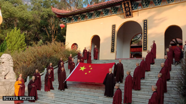 10月1日，廬山市萬杉寺佛教徒舉行升旗儀式