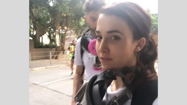 記者艾莉珊卓·博基在香港前線報道。她的面具是為了保護她在警方鎮壓民主示威者使用催淚彈時免受傷害。