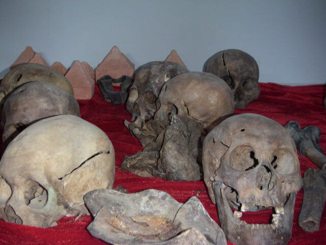 烏蘭巴托政治迫害受害者紀念館（現已關閉）陳列的從萬人塚裡挖掘出來的僧侶屍骸