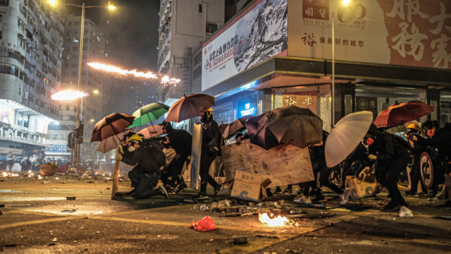香港示威者正在抵禦警方發出的催淚彈攻擊（Studio Incendo- CC BY 2.0）