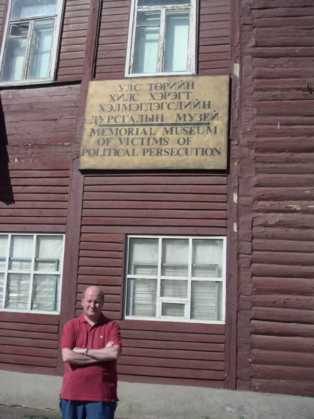《寒冬》總編輯馬西莫·英特羅維吉在參觀烏蘭巴托政治迫害受害者紀念館