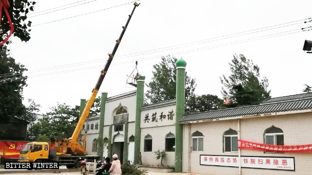 清真寺的洋蔥頭形狀圓頂被拆除