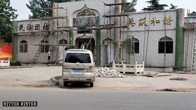 清真寺大門兩旁的柱子以及圓頂都已被拆除
