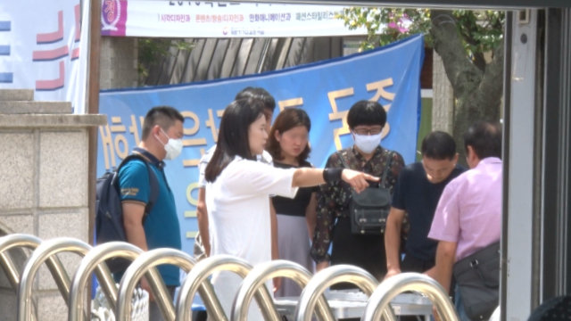 吳明玉在韓國全能神教會外指揮家屬示威（全能神教會提供）