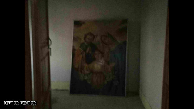 聖母聖子畫像被丟棄在角落裡