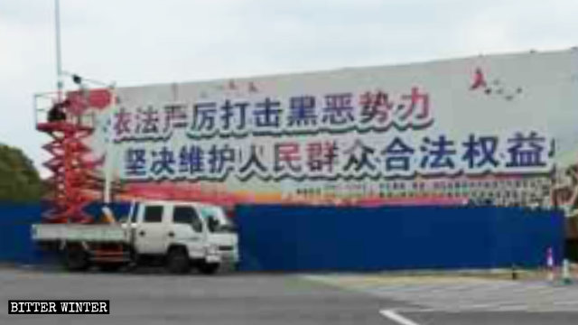 江西省鷹潭市某地工人正在安裝監控器