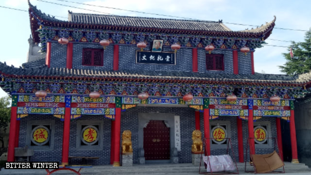 金氏祠堂大門上換上了「文化禮堂」匾牌和毛澤東頭像