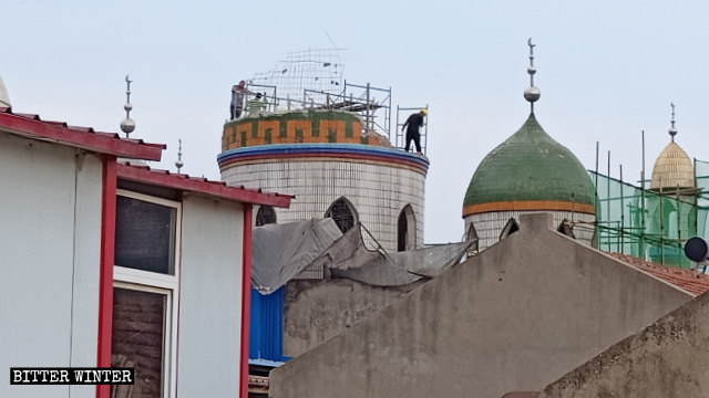 7月，河南省鄭州市新鄭縣級市一座清真寺的穹頂被拆
