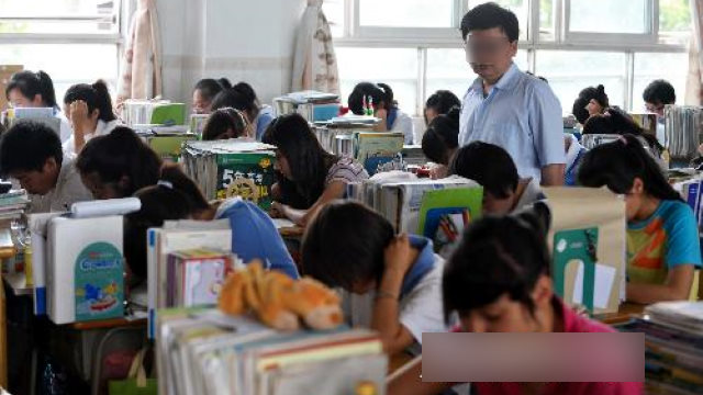 深圳松崗中學新疆內地高中班學生正在模擬考試（網絡圖片）