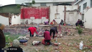 政府連拆佛寺道觀如土匪打劫 信徒護廟遭斥:不走就壓死