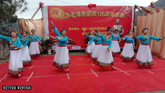 12月26日，江西上饒市民眾舉辦活動紀念毛澤東