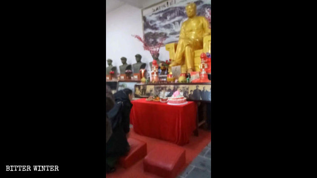 12月26日，江西上饒市民眾跪拜毛澤東像