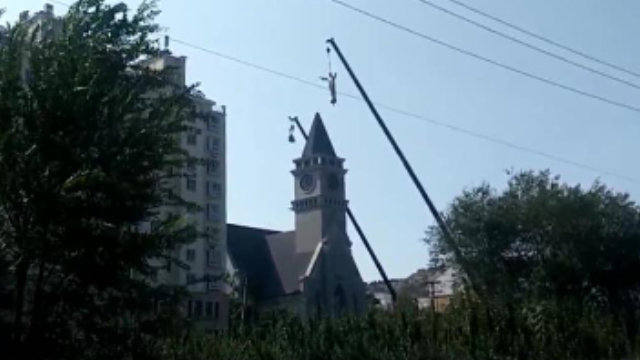 起重機正拆除林家莊天主堂頂部的耶穌像（優酷視頻截圖）