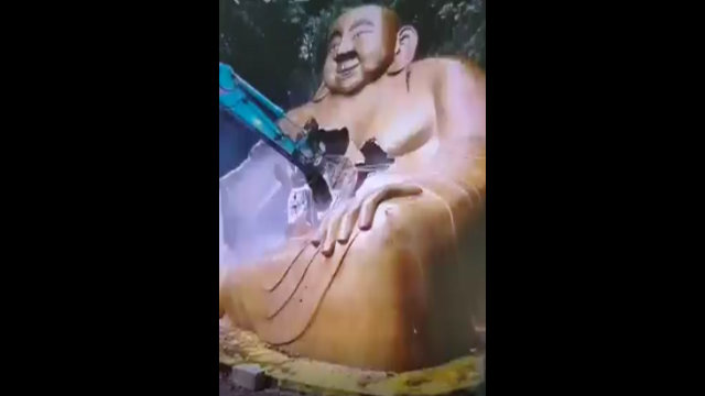 大型彌勒佛像被拆毀（網絡視頻截圖）