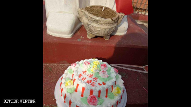 臨沂市平邑縣毛澤東像前擺放著一個生日蛋糕