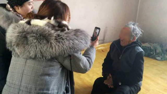 吉林省池北區政府工作人員上門用手機App採集居民人臉識別信息（網絡圖片）
