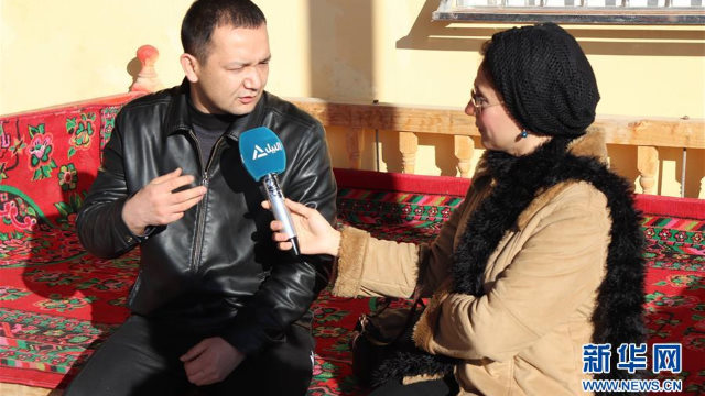 新華社登載的中共安排尼羅河電視台播音員採訪剛從新疆再教育轉化營「結業」的村民