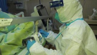 武漢醫護人員正在救治新型冠狀病毒感染的肺炎患者（網絡圖片）