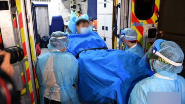 香港醫護人員正在轉移一名高度疑似感染武漢肺炎的患者（網絡圖片）