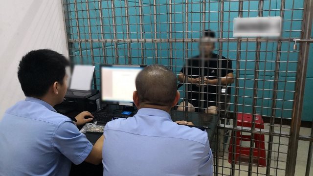 警察正在審問因在網絡上轉發消息而被拘留的人（網絡圖片）