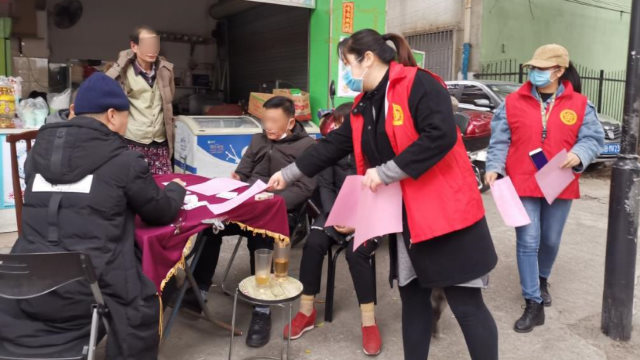 廣西柳州柳南區社區工作人員正在給民眾發防疫和反「邪教」傳單（網絡圖片）