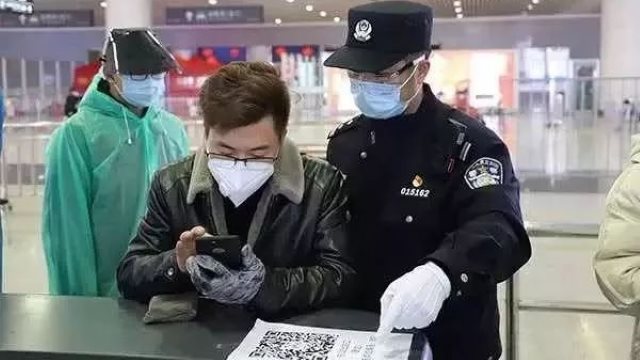 杭州火車東站內警察正在指導旅客用手機刷健康碼（網絡圖片）
