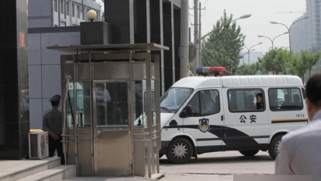 警察在押送被捕的人(網絡圖片)