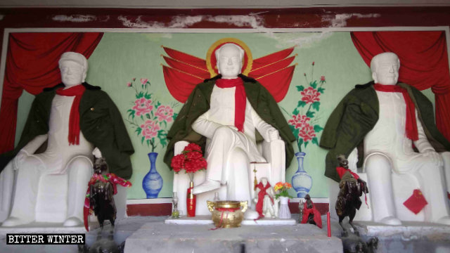 陕西省子长市青云寺将毛泽东、周恩来、朱德供奉在神坛上