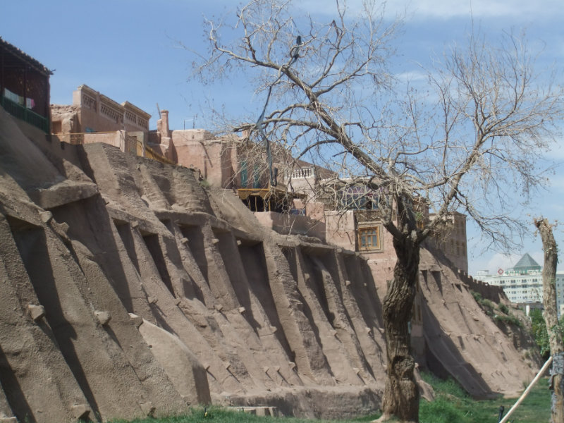 用水泥和灰泥粉刷、改造後的喀什老城牆。喀什　2016年
