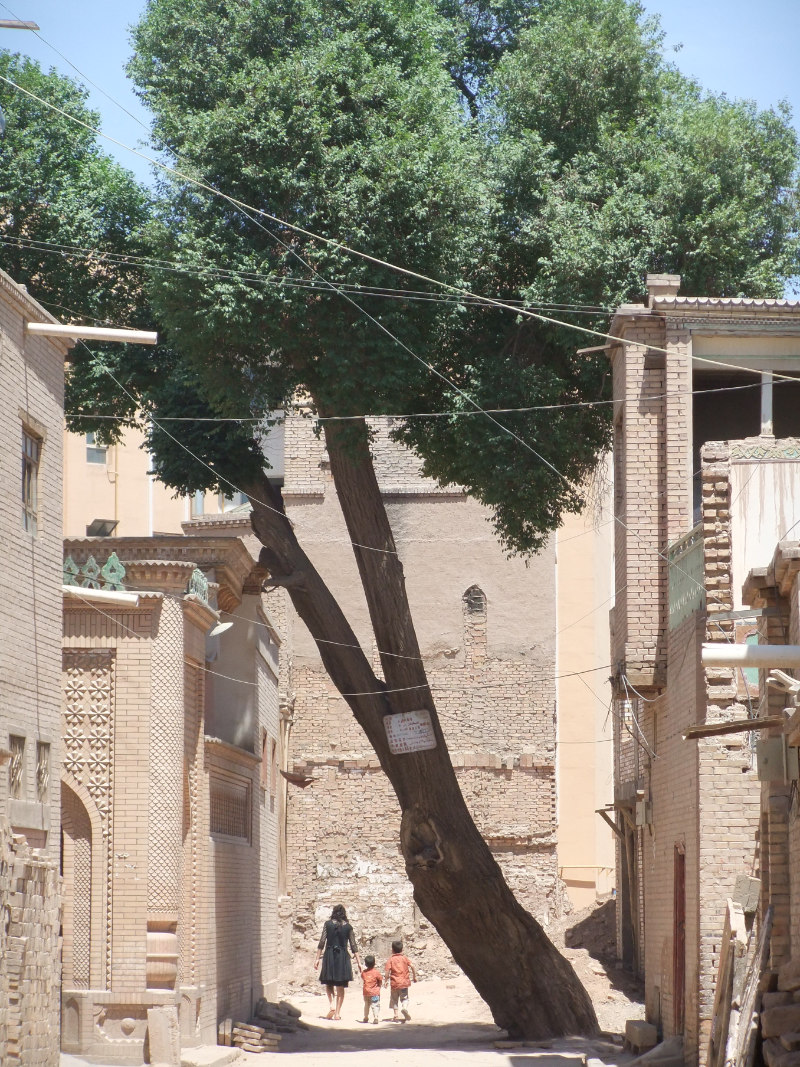 新舊房子混在一起，舊房子大都被毀成了一堆瓦礫。喀什 2012年
