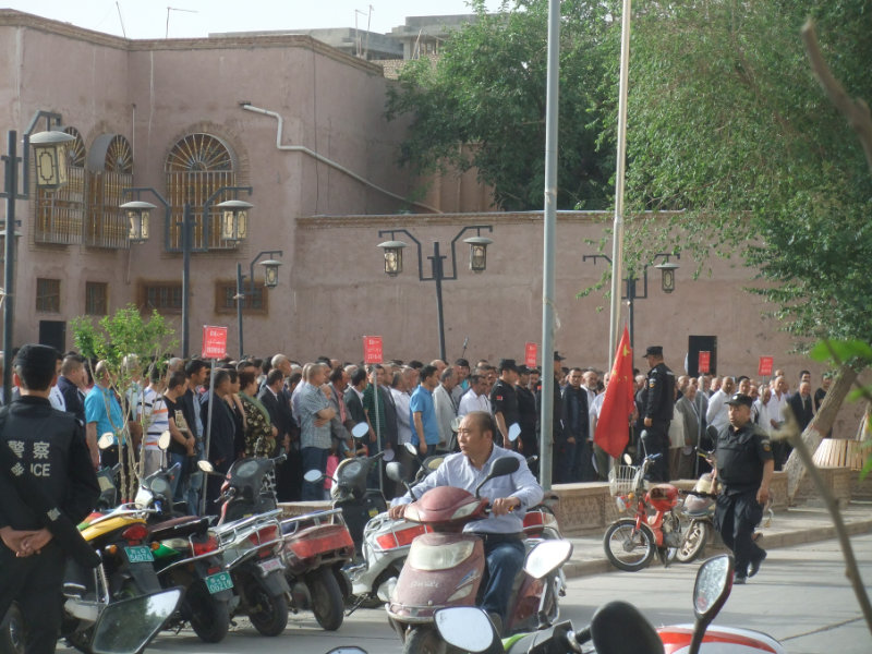 嚴密監控和強硬鎮壓的開始。喀什老城區週一早晨8點開始的強制性集會和升國旗，所有的遲到者都會被帶走，並接受再教育。喀什　2016年