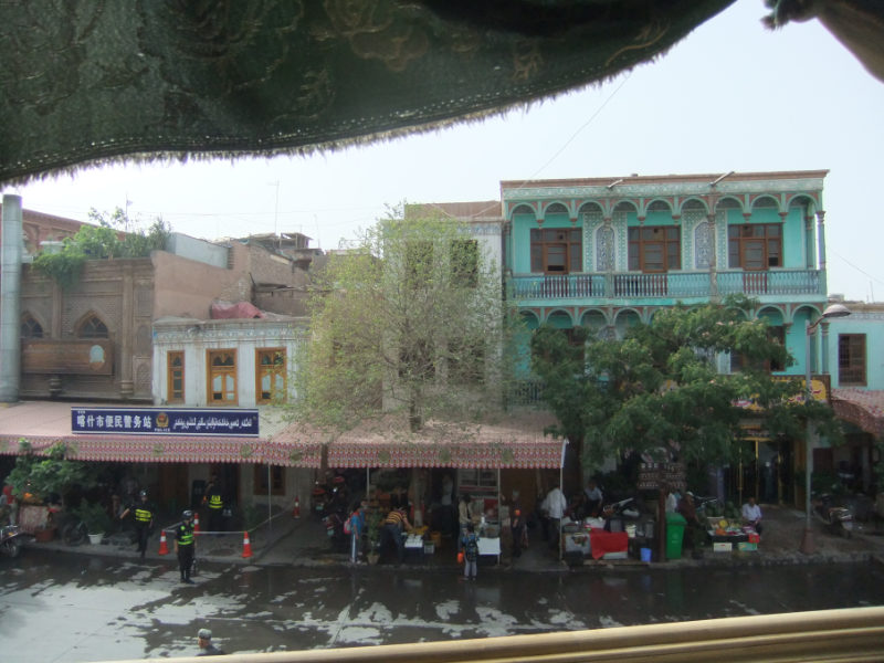 從為遊客翻新的古老茶館的陽台上看到的「便民警務站」。喀什　2017年