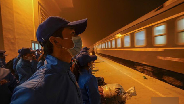 3月，務工人員在和田墨玉縣火車站準備前往北疆就業（網絡圖片）