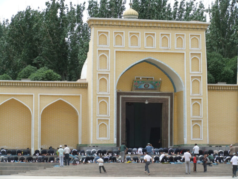 主麻日的禮拜者擠到了艾提尕爾清真寺（Id Kah Mosque）的台階上。那時還沒有檢查站，沒有中共旗幟懸掛，沒有警察執勤，還有一定程度的宗教自由。喀什　2011年