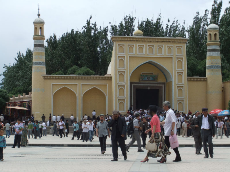 在主麻日聚禮後，禮拜者從艾提尕爾清真寺（Id Kah Mosque）蜂擁而出，那時還允許人們禮拜。喀什　2011年