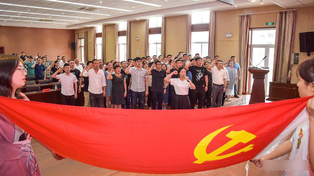 今年7月3日，玉環市黨員在慶祝建黨99週年活動中宣誓效忠共產黨（網絡圖片）