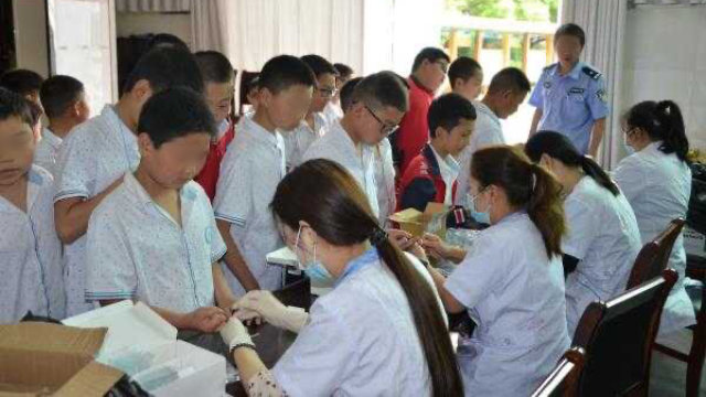 去年6月,湖北十堰市竹溪縣城關派出所民警到竹溪縣實驗小學為學生採集DNA血液樣本(網絡圖片)
