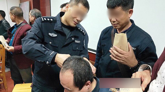 湖南省永州市新田縣民警正在給司機行業從業者採集頭髮樣本(網絡圖片)