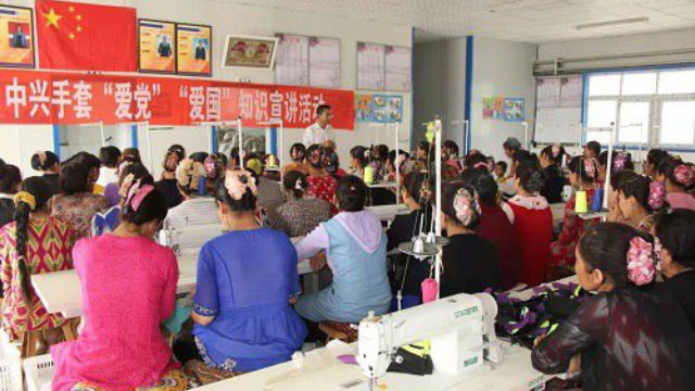 維吾爾婦女勞動之餘還被強制參加愛國愛黨學習(網絡圖片)
