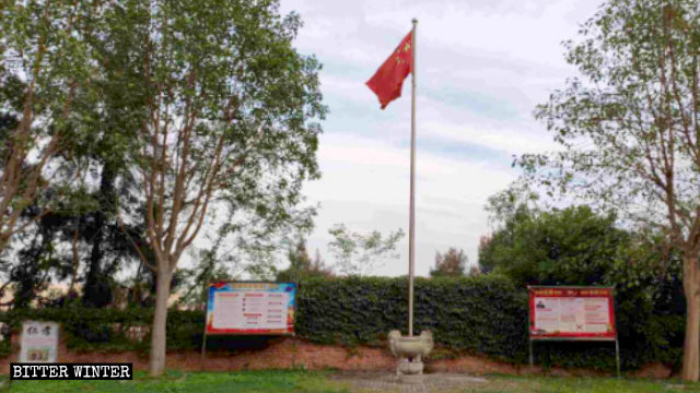 草庵寺內升旗的國旗,兩邊是宗教事務條例和中國憲法的宣傳板