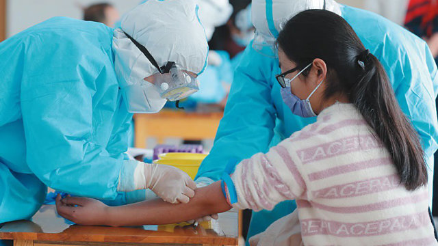 4月，山東沂南縣對所有復課師生體檢，採集血樣（網絡圖片）