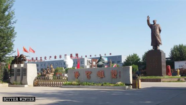臨朐華藝雕塑藝術有限公司廠內矗立著毛澤東像（攝於2019年5月）