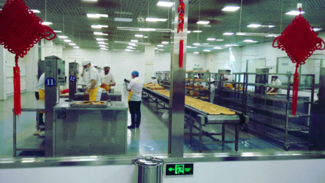 文化產業園內維吾爾人正在製作饢餅（知情人提供）