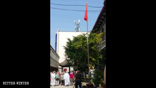 6月14日，開封市理事廳天主教堂舉行升旗儀式