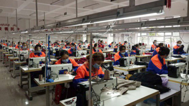 新疆新源縣維吾爾婦女正在工廠裡工作（網絡圖片）