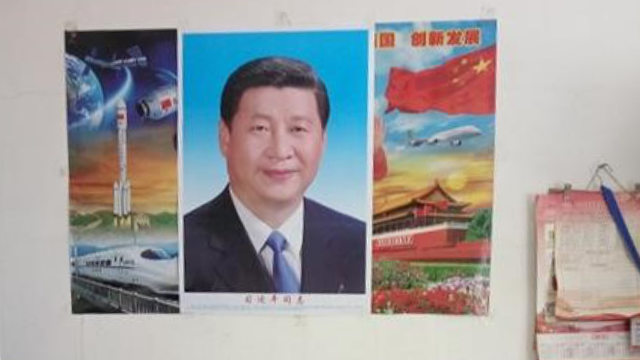 一名貧困基督徒被迫家中張貼習近平畫像(知情人提供) 一名貧困基督徒被迫家中張貼習近平畫像(知情人提供)